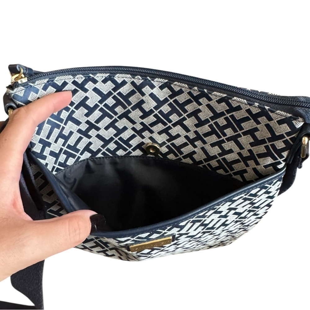Tommy Hilfiger Garden Classics II-Medium Crossbody Bag-Navy and White Monogram - Picture 4 of 14